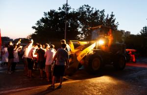 高遠人，與新鄉一起“扛”